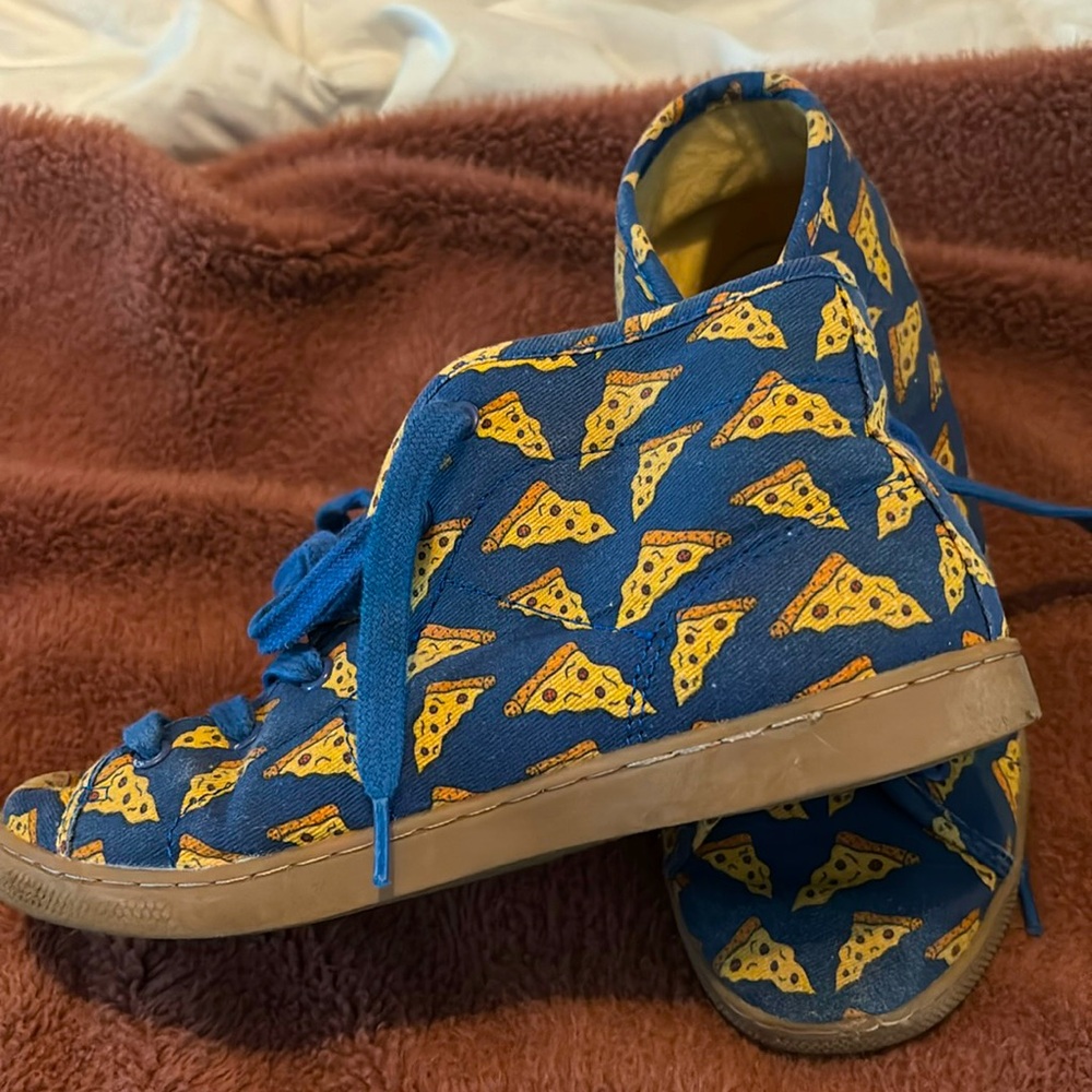 Dezzys pizza high top shoe